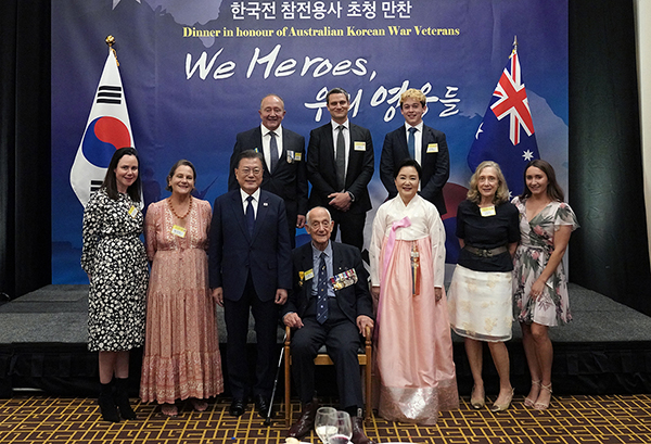 호주 참전용사 만난 문 대통령 “보훈에 국경 없어…끝까지 예우”3.jpg